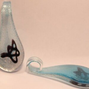Glashänge droppformad i ljusblått med litet mönster ca 55mm