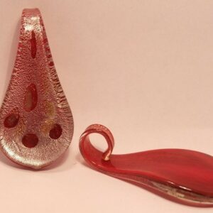 Glashänge droppformad i rött med små mönster ca 55mm