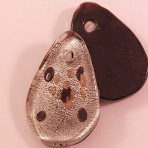 Glashänge droppform svart och silver med lite mönster ca 48mm