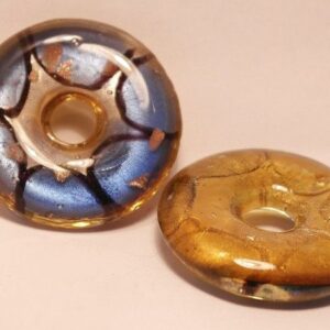 Glashänge rund med hål i mitten blå, silver och svart ca 42mm
