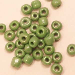 Seed beads opaque grön 4 mm