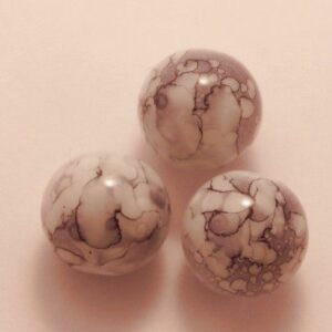 10 st gråa mönstrade pärlor 10mm