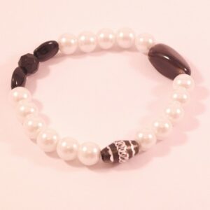 Snyggt armband med vita lackade pärlor och svarta.